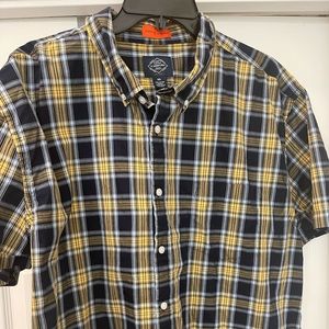 Men’s St Johns Bay casual short sleeve button down.